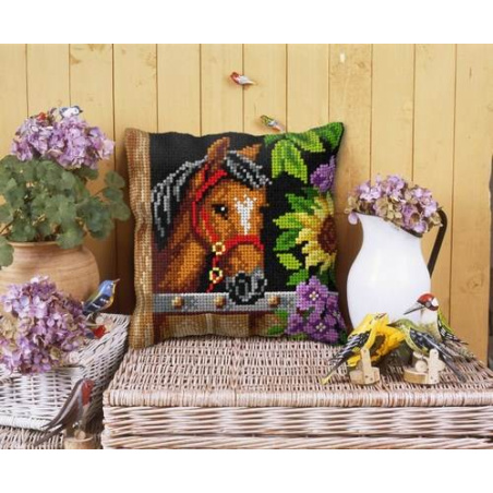 COUSSIN PT DE CROIX EN KIT 40 X 40 CM - CHEVAL DANS SON BOX