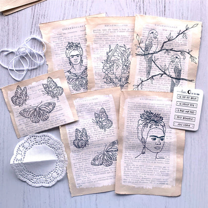 Pages de vieux livres avec gesso et motifs collection Frida Kahlo tamponnées, prêtes à coloriser + stickers dorés 5 expressions