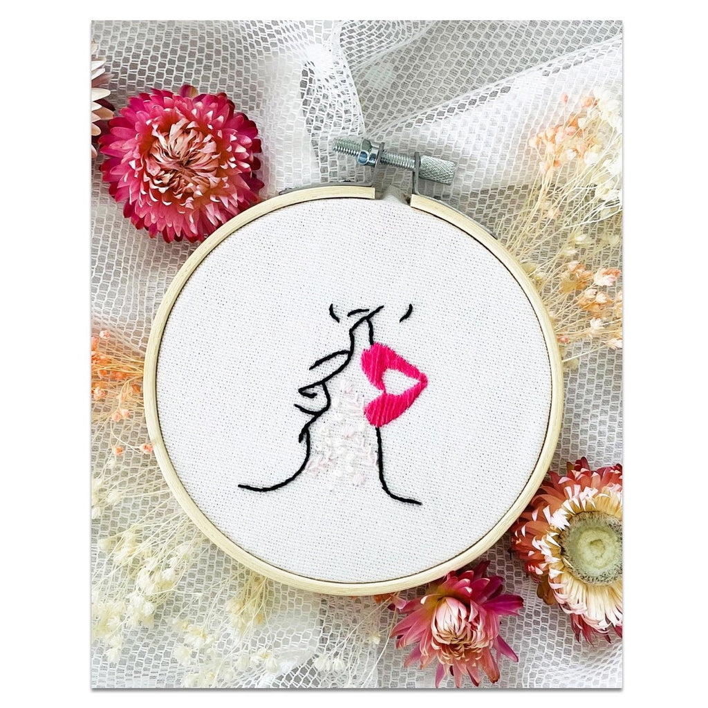 FRENCH KITS - BRODERIE DÉCORATIVE - PREMIER BAISER