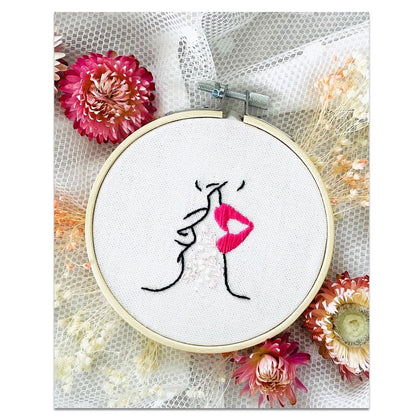 FRENCH KITS - BRODERIE DÉCORATIVE - PREMIER BAISER